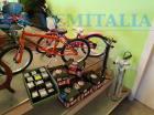 LOTTO 81: N.2 BICICLETTE; N.5 CASCHI E ACCESSORI VARI